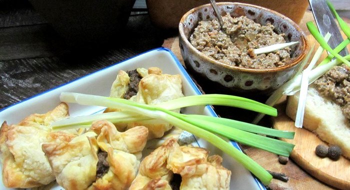 Печеночный паштет в слоеном тесте