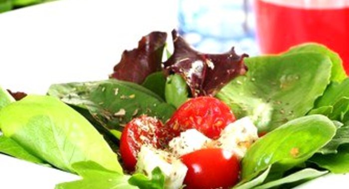 Легкий итальянский салат из томатов, красного лука и козьего сыра