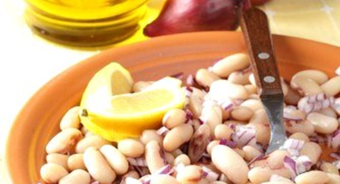 Итальянский салат из белой фасоли и красного лука