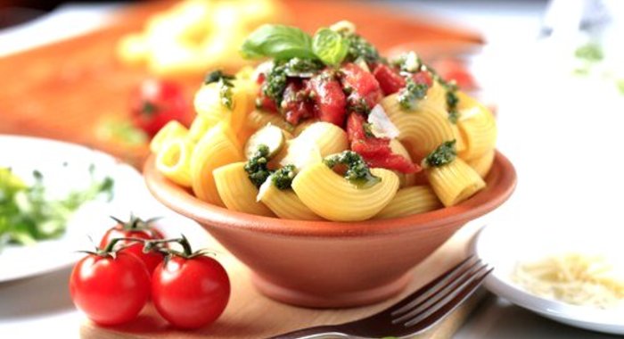 Салат из помидоров, сыра и пасты с базиликом и лимоном