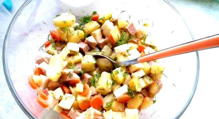 Легкий салат с корнем сельдерея