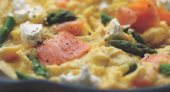 Омлет с копченым лососем, спаржей и козьим сыром