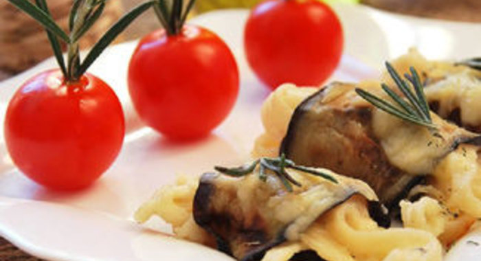 Баклажановые роллы со спагетти в сырном соусе