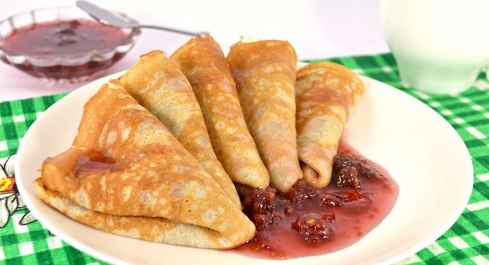 Блинчики на молоке и малиновом варенье