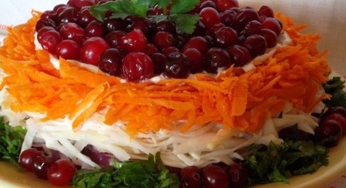 Мясной салат с ягодами