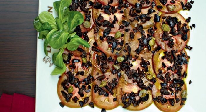 Салат из черных помидоров