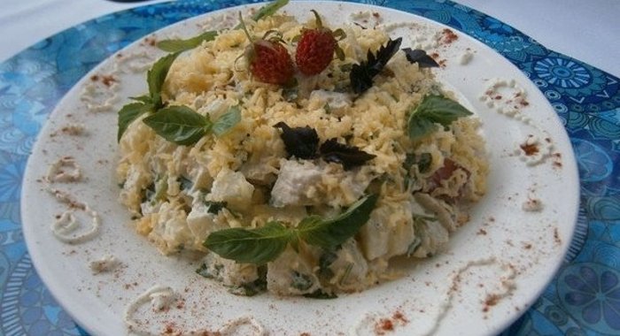 Салат из курицы с фруктами