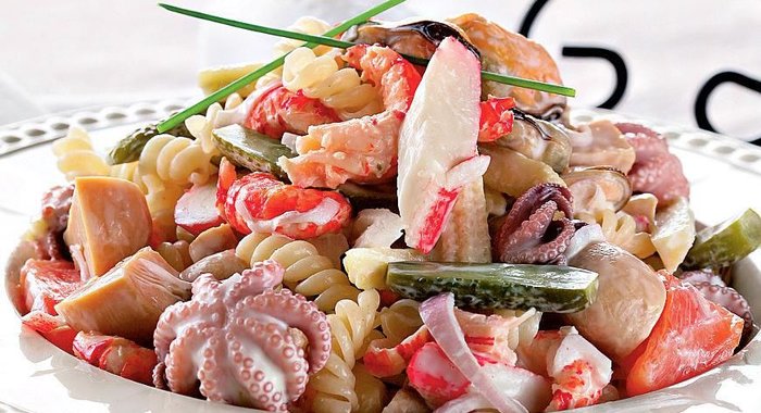 Салат из фузилли с морепродуктами