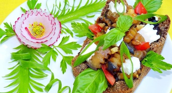 Салат из баклажанов в хлебной чаше