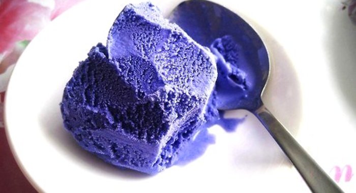 Фиолетовое творожное мороженое