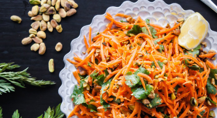 Пряный морковный салат с фисташками