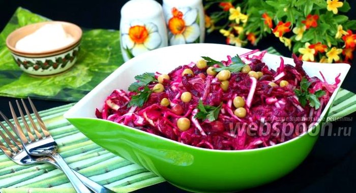 Салат с говядиной, свёклой, капустой и зелёным горошком