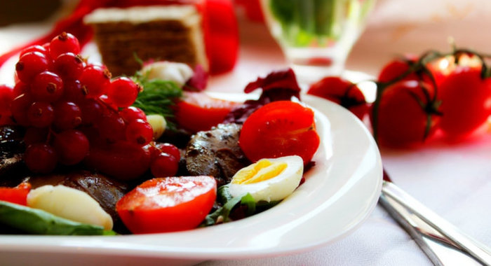 Теплый салат с куриной печенью