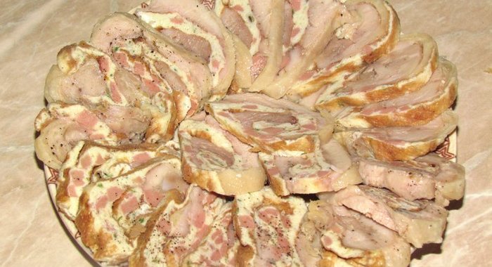 Рулет из фаршированной курицы