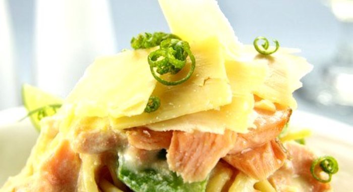 Салат из копченого лосося с мягким сыром, укропом и лимонным соусом