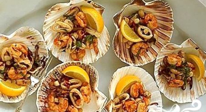 Салат из морепродуктов с руколлой