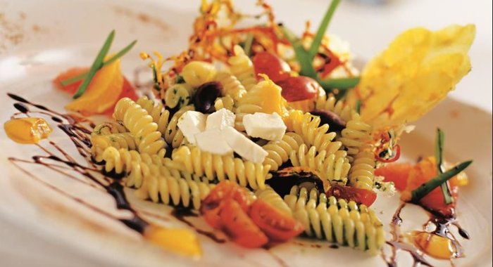 Салат из холодной пасты с песто и черным виноградом