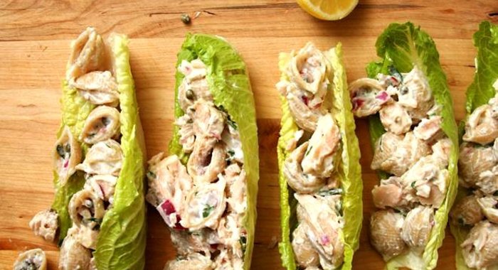 Салат с пастой и лососем