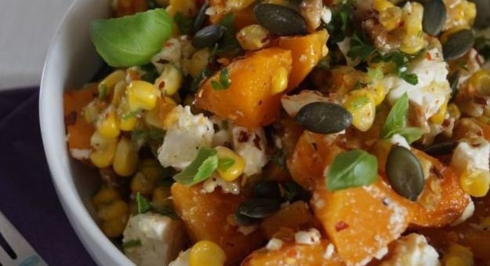 Осенний салат с тыквой сквош, кукурузой и сыром фета