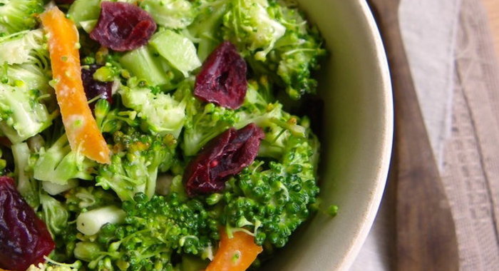 Сырой салат из брокколи и моркови