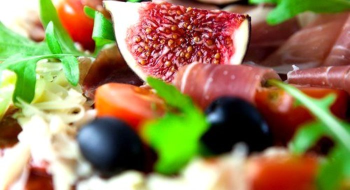 Салат из козьего сыра с инжиром