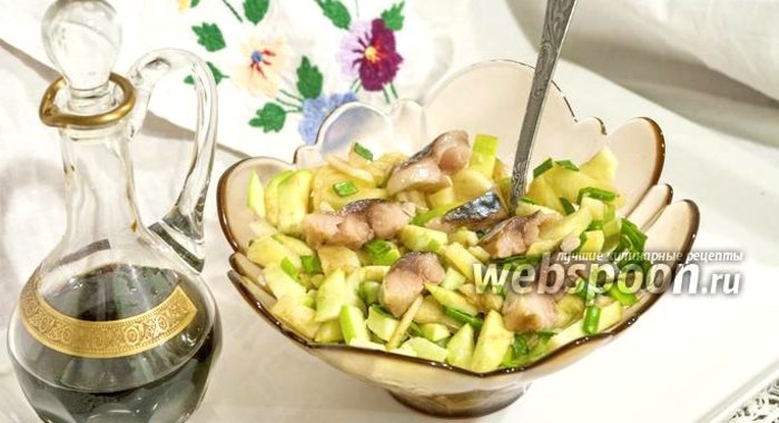 Салат с провесной скумбрией, картофелем и зелёным яблоком