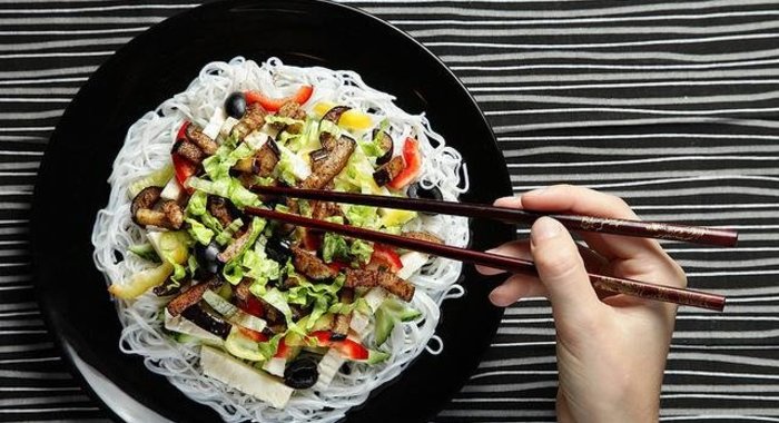 Салат с рисовой лапшой