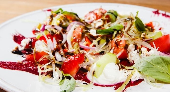 Салат из томатов с клубникой