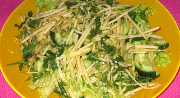 Салат Зеленый с огурцом и яблоком