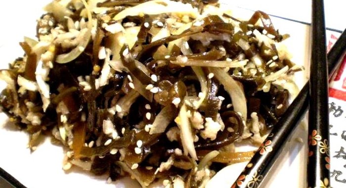 Салат из морской капусты и красной редьки