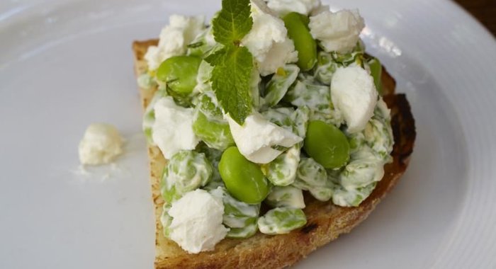 Тост с бобами и козьим сыром