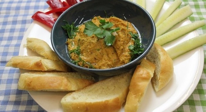 Салат с ананасами и крабовыми палочками