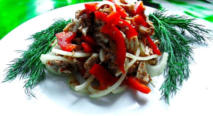 Острый салат с курицей и болгарским перцем
