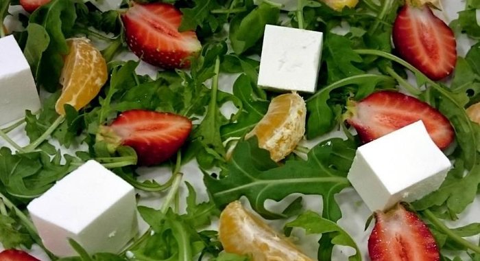Салат с рукколой,клубникой,мандаринами и фетой