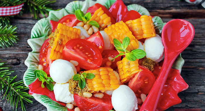 Овощной салат с соусом песто