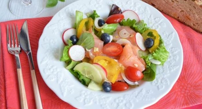 Овощной салат с копченым лососем и голубикой