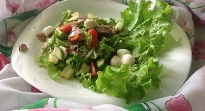 Салат с шампиньонами и моцареллой