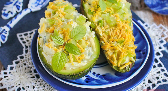 Яичный салат в авокадо