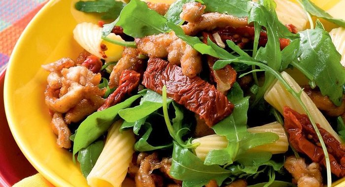 Салат с курицей, жаренной в корочке из прованских трав