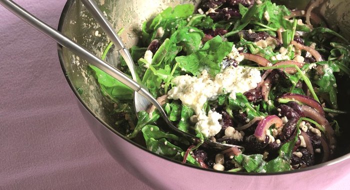 Салат из красной фасоли с творожным сыром, красным луком и сезонным салатом