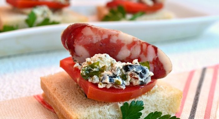 Бутерброды с фетой и сыровяленой колбасой