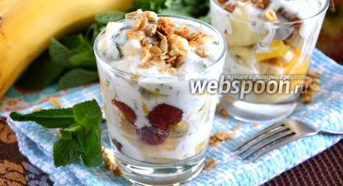 Фруктовый салат с йогуртово-мятной заправкой и гранолой