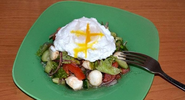 Салат с моцареллой и яйцом - пашот