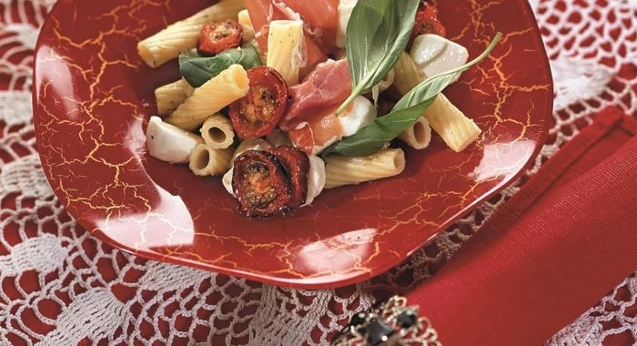 Салат с пенне под соусом песто