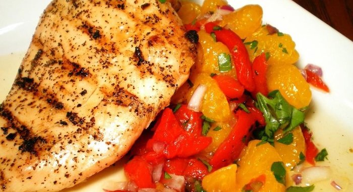 Куриные грудки с салатом из мандаринов, перца и лука