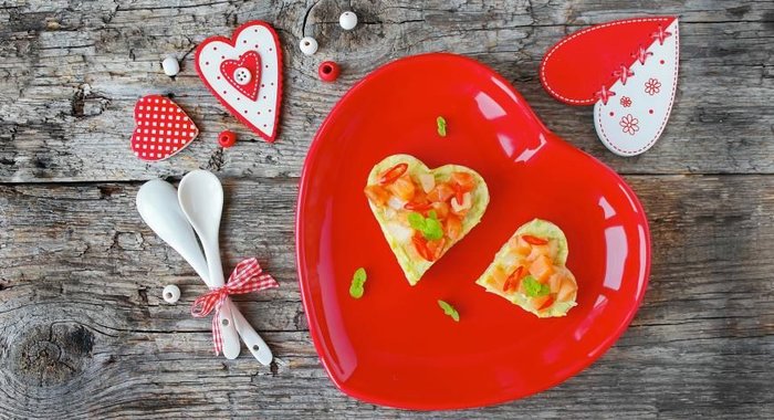 Морской салат на подушке из авокадо