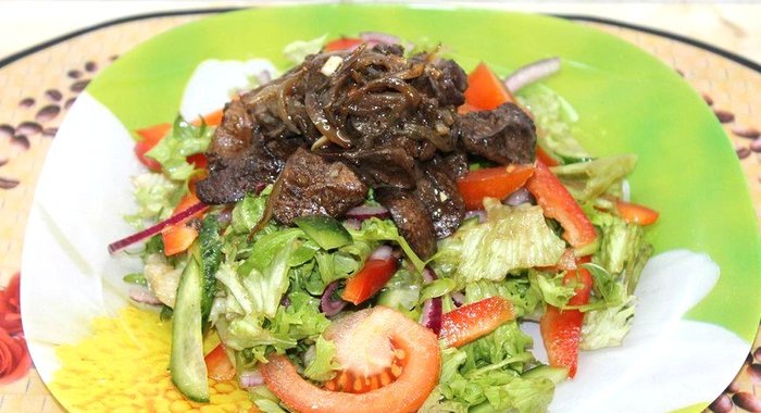 Салат с куриной печенью и свежими овощами