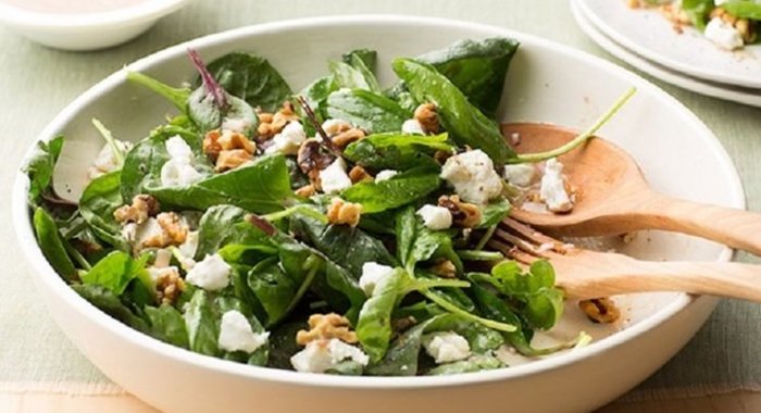 Салат из шпината, бекона и козьего сыра
