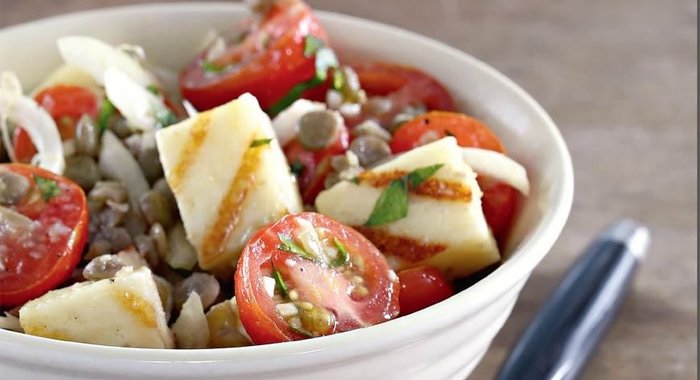 Теплый салат из чечевицы с халуми