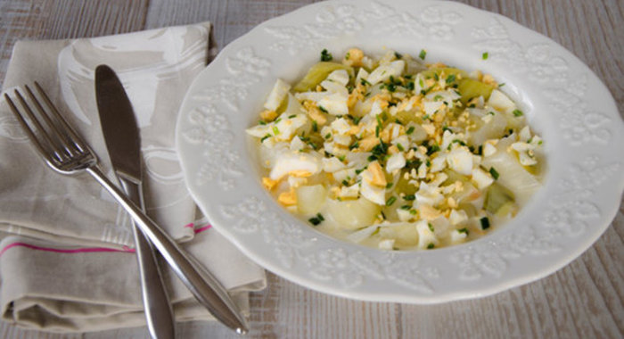 Теплый салат из лука-порей с яйцом